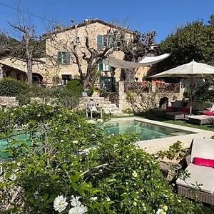 Les Rosees Bed & Breakfast